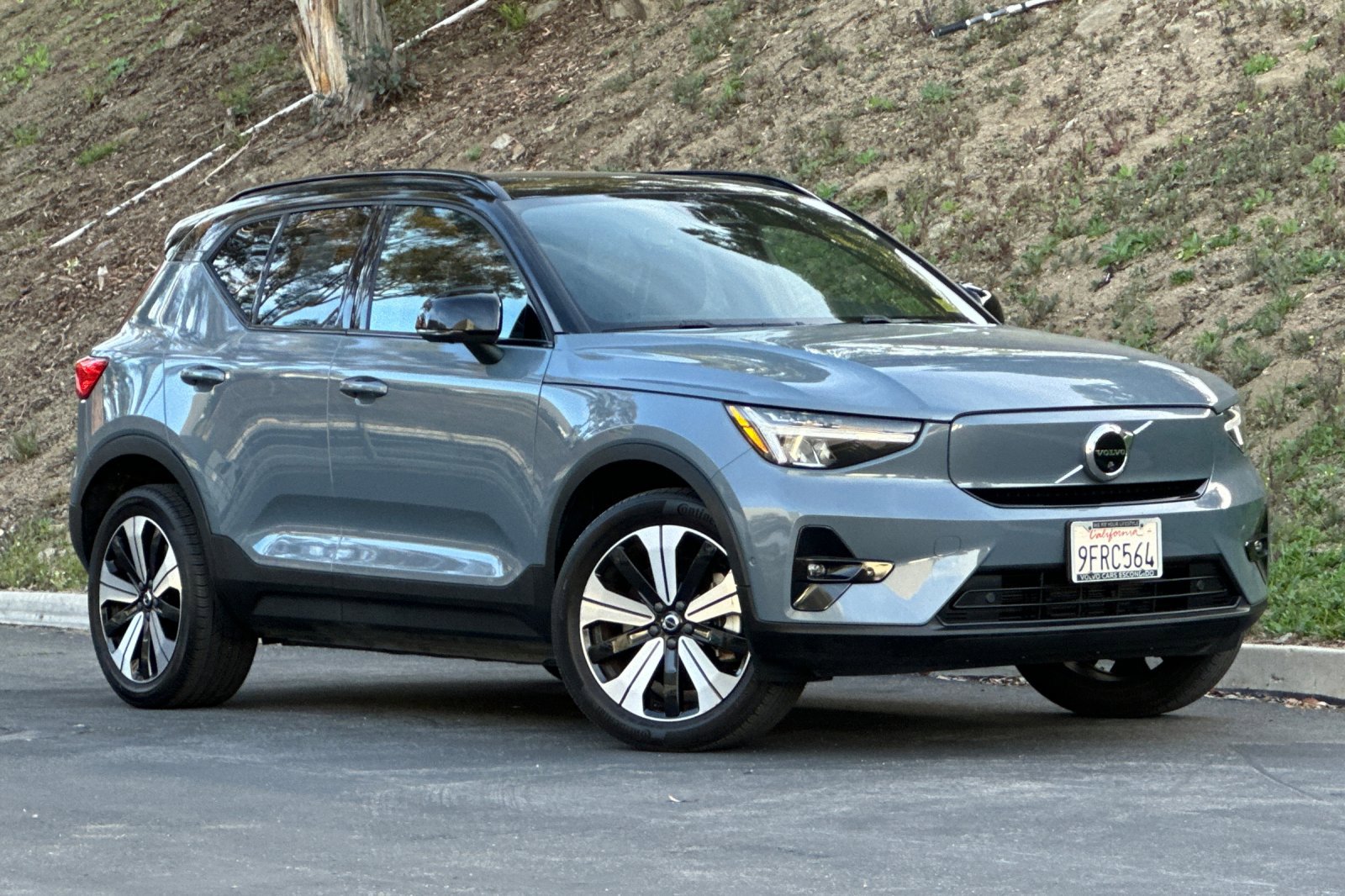 Certified 2023 Volvo XC40 Recharge Plus image 2