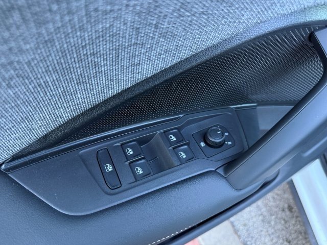 Certified 2025 Volkswagen Tiguan S image 9