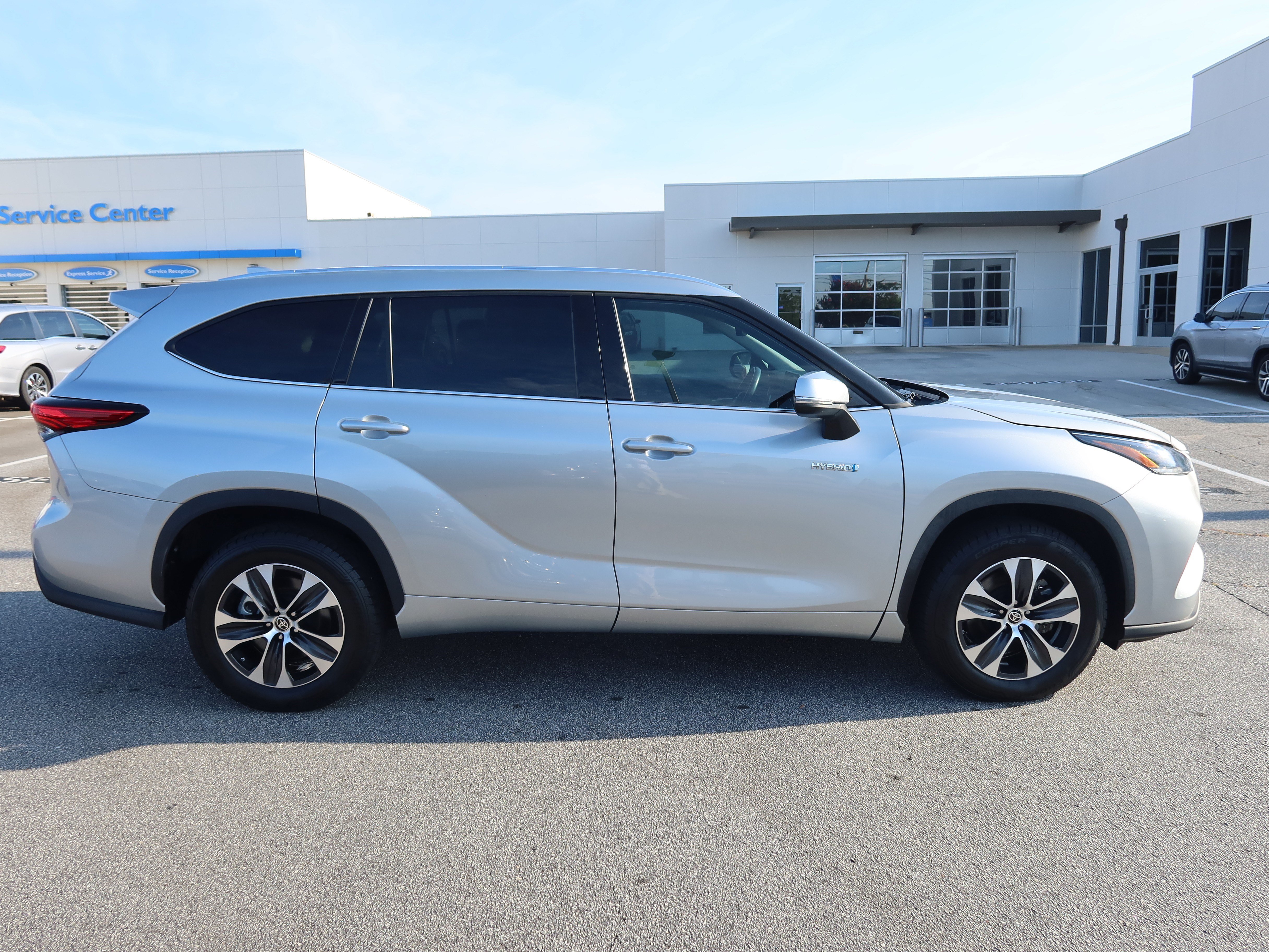 Used 2021 Toyota Highlander XLE FWD image 3