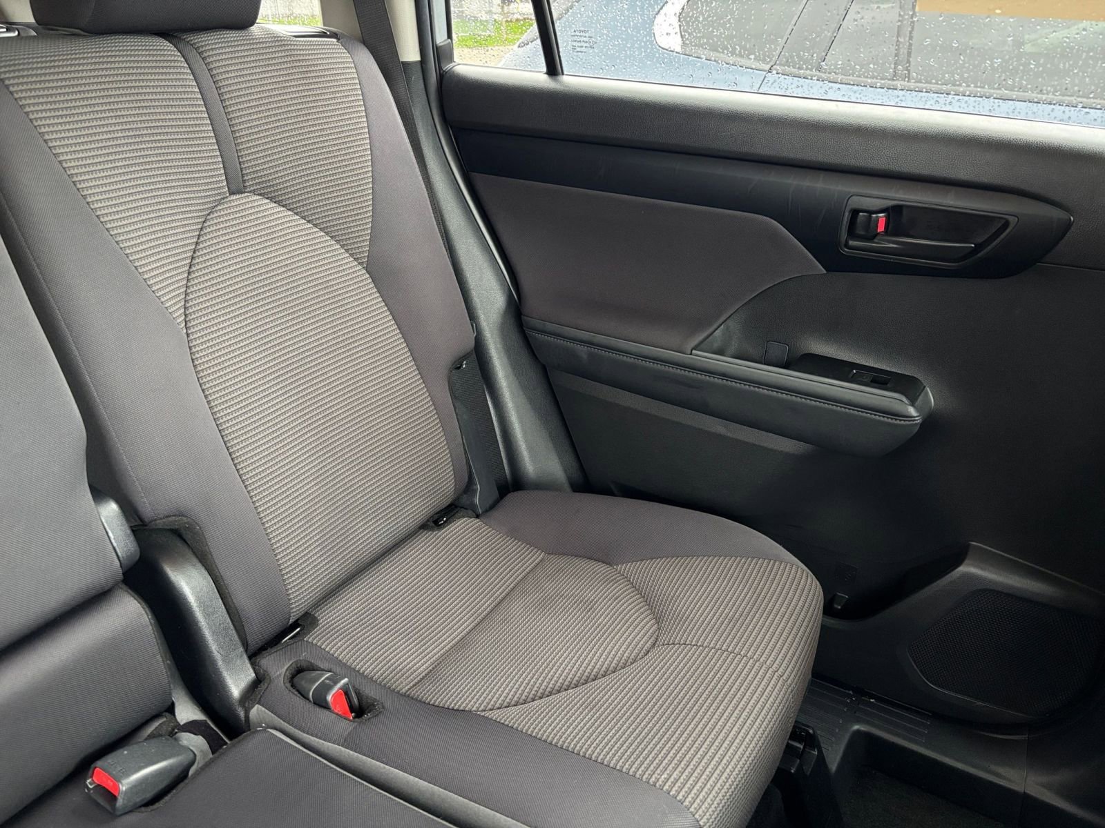 Used 2025 Toyota Highlander LE FWD image 40