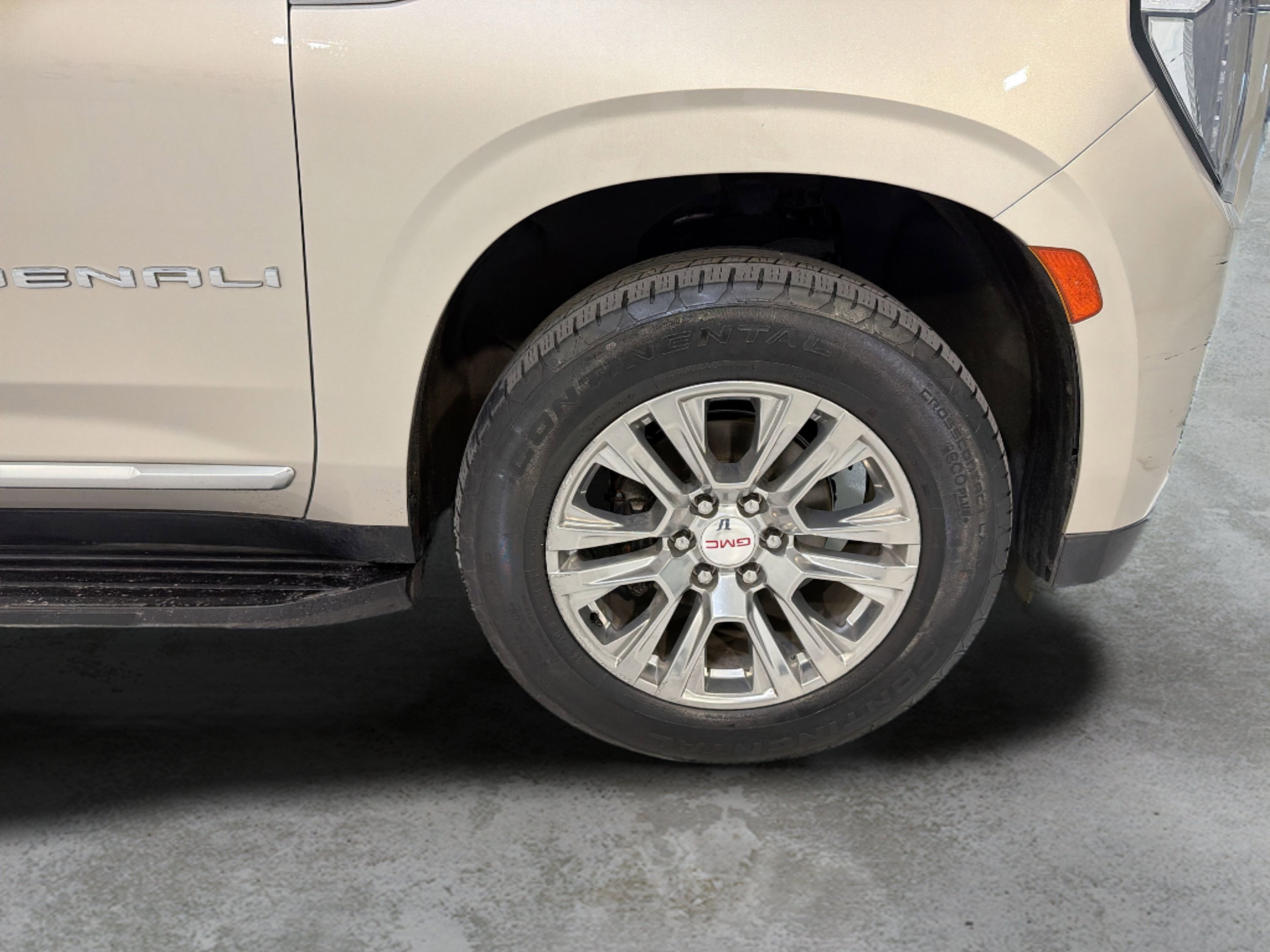 Used 2023 GMC Yukon XL Denali AWD/4WD image 30
