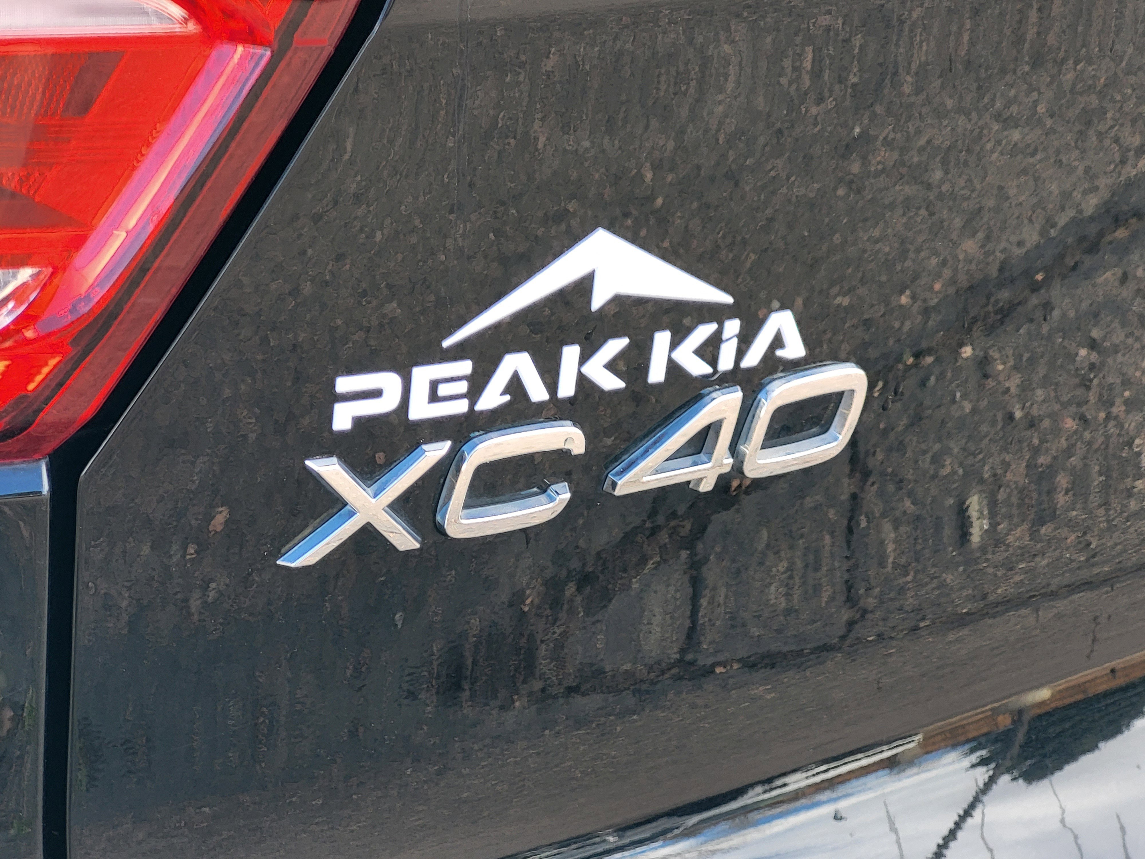 Used 2023 Volvo XC40 B5 Core image 12