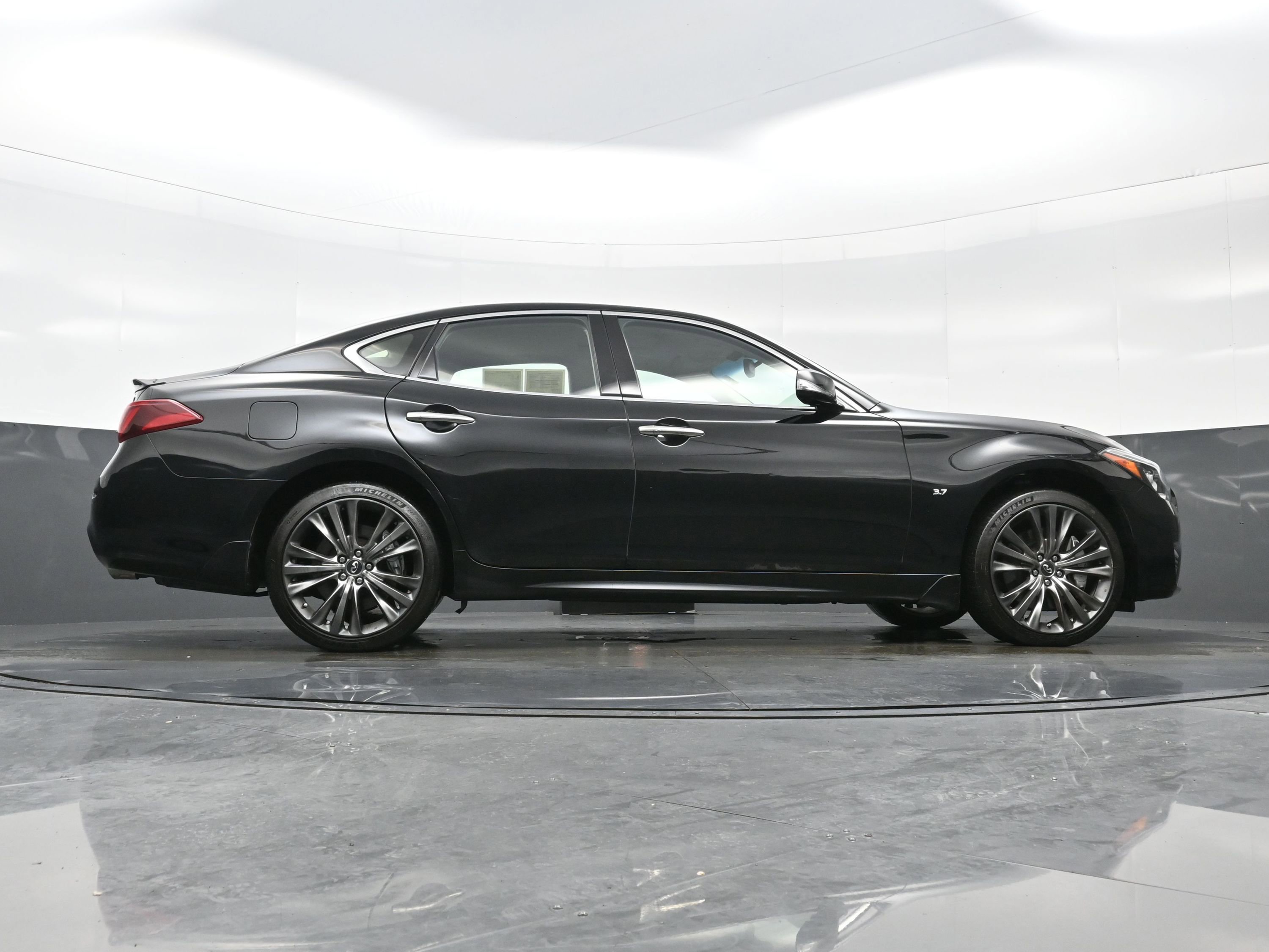 Used 2018 INFINITI Q70 Luxe image 34