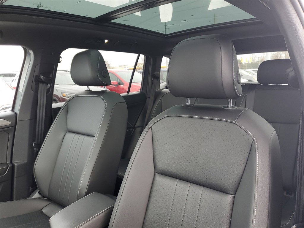 Used 2022 Volkswagen Tiguan SE R-Line image 14