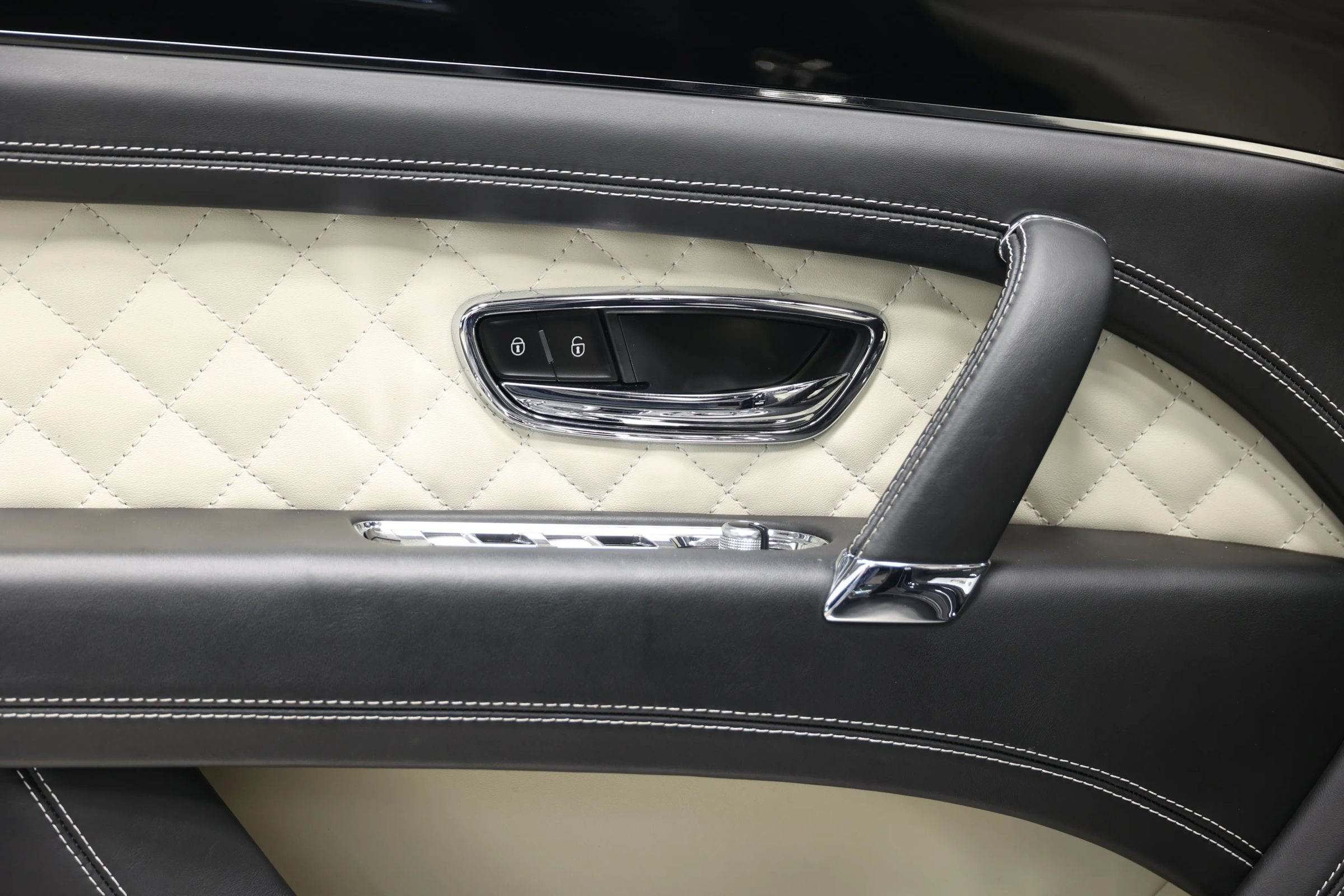 Used 2017 Bentley Bentayga AWD/4WD image 11