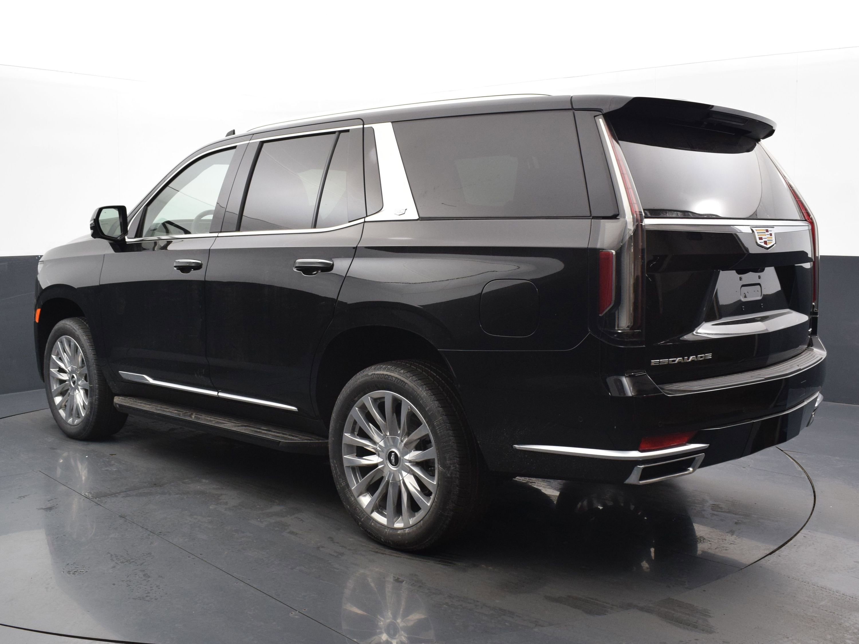 Used 2024 Cadillac Escalade Premium Luxury image 3