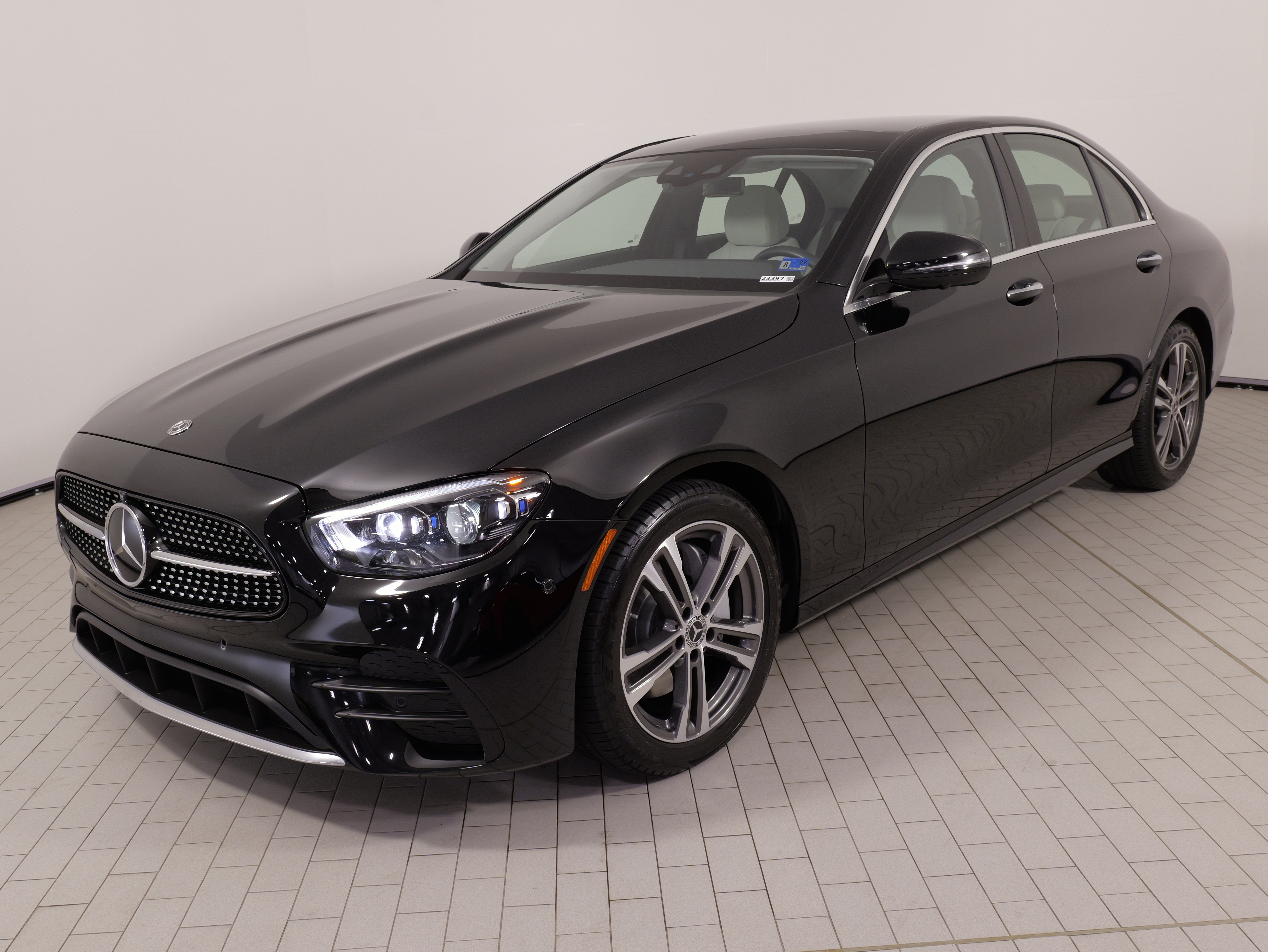 Used 2023 Mercedes-Benz E 350 4MATIC Sedan image 3