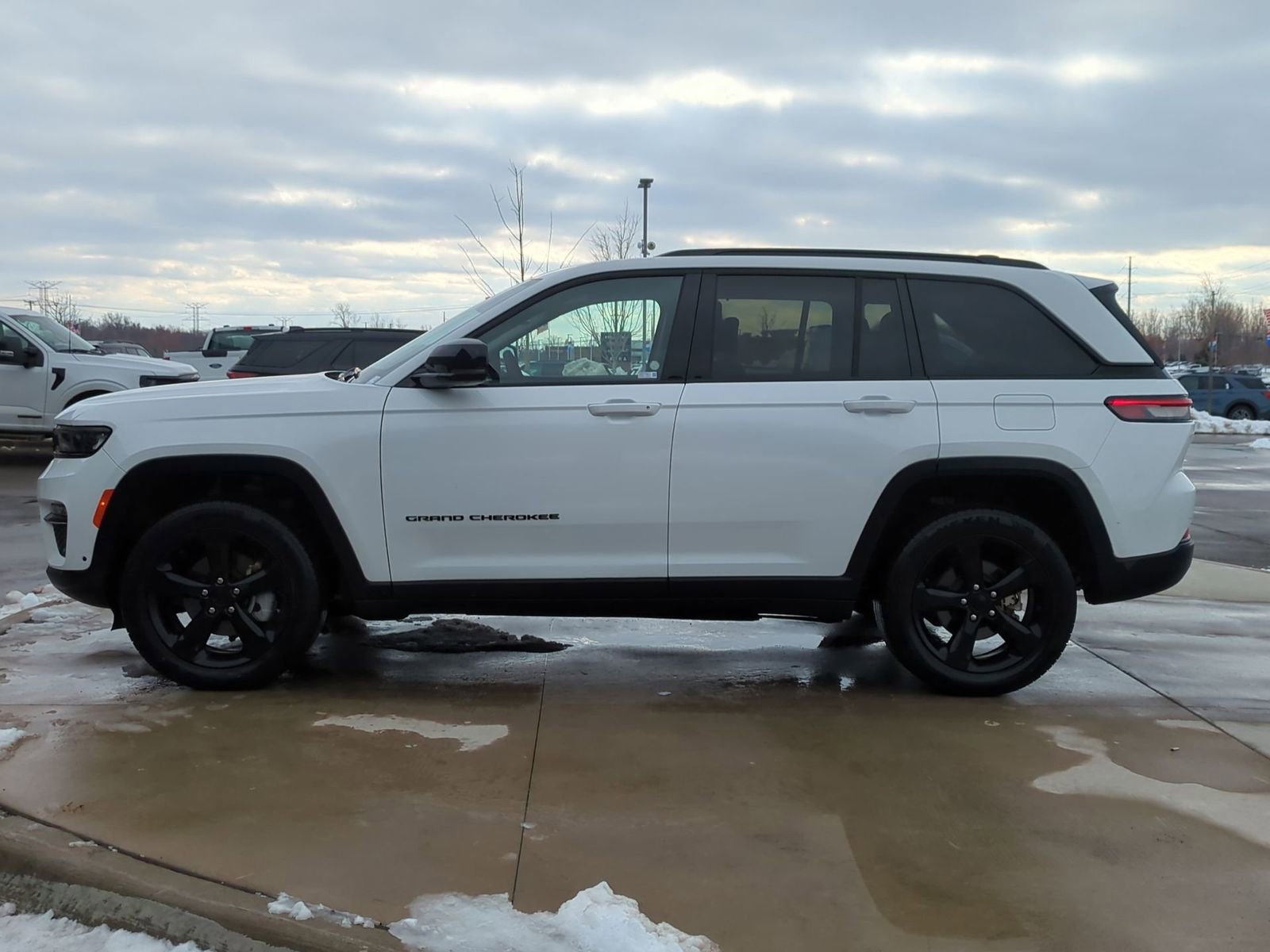 Used 2023 Jeep Grand Cherokee Limited w/ Luxury Tech Group II image 3