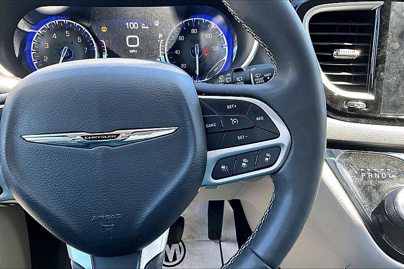 Used 2023 Chrysler Pacifica Touring-L image 19
