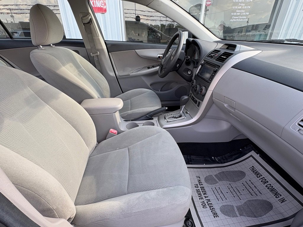 Used 2013 Toyota Corolla LE FWD image 17