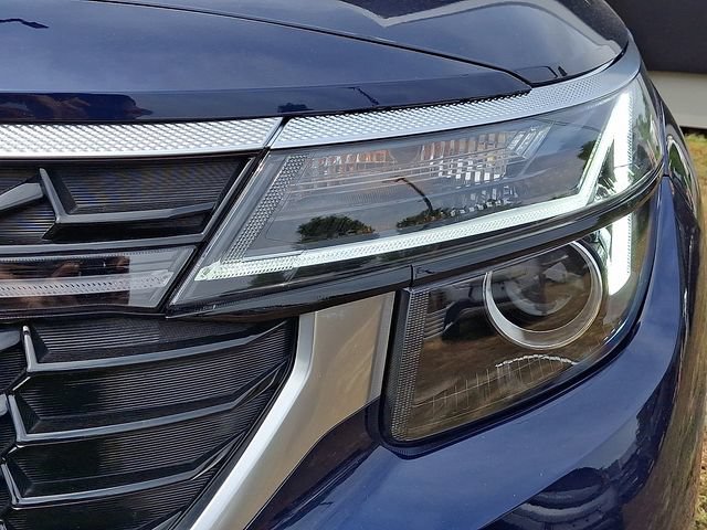 Certified 2025 Kia Seltos EX AWD/4WD image 9