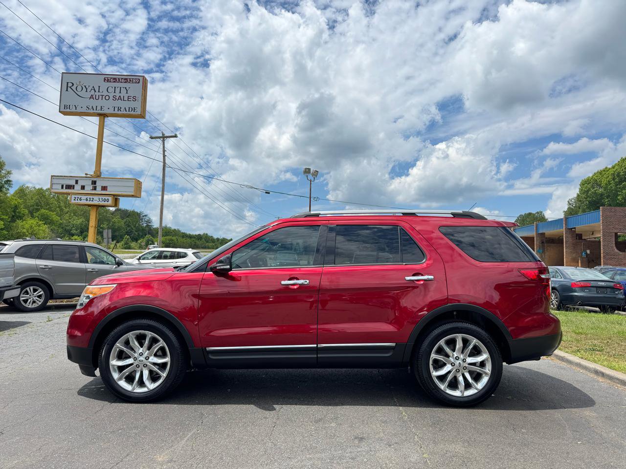 Used 2015 Ford Explorer XLT w/ Equipment Group 202B AWD/4WD image 8