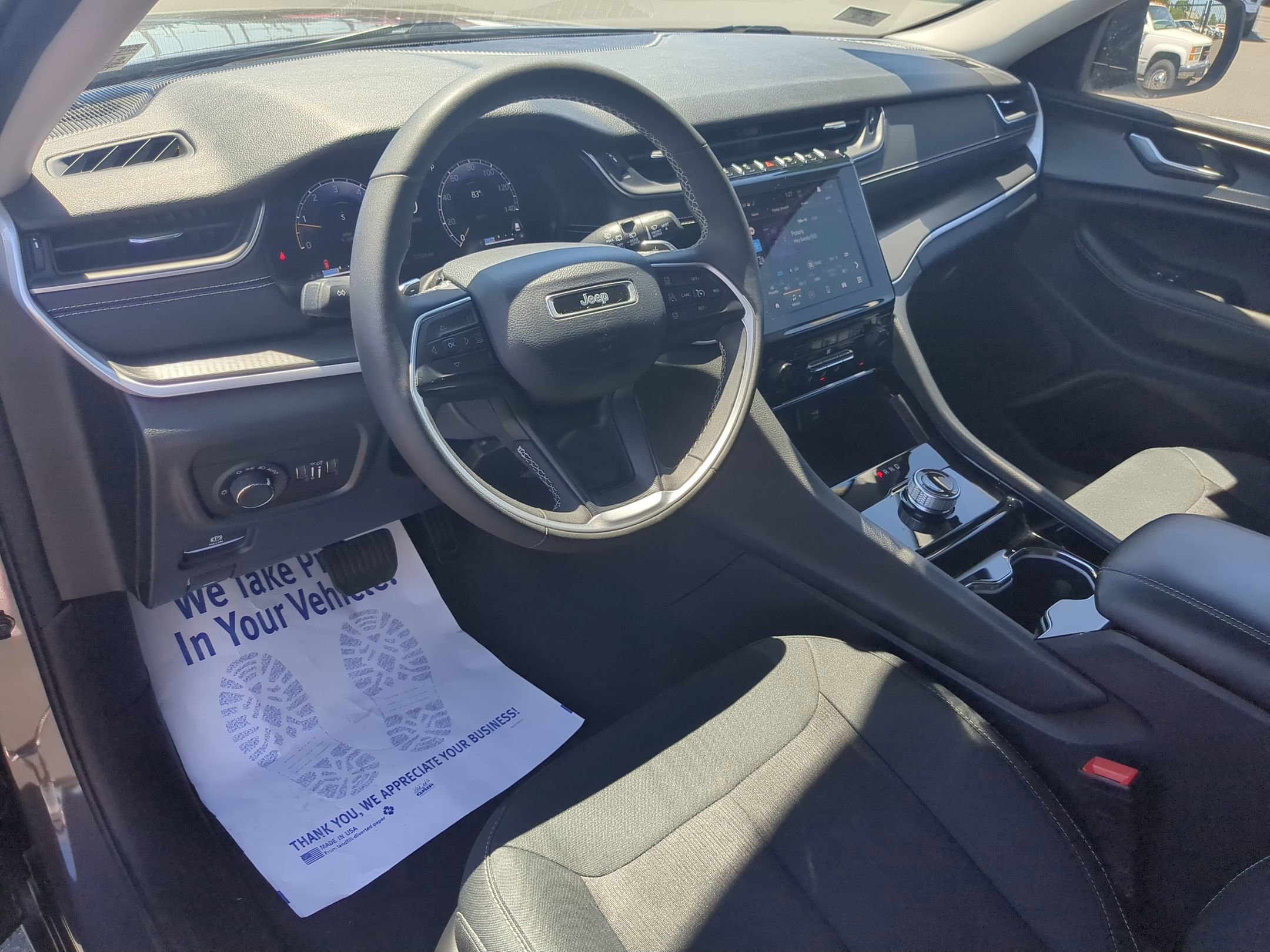 Used 2023 Jeep Grand Cherokee Laredo w/ Luxury Tech Group I AWD/4WD image 9