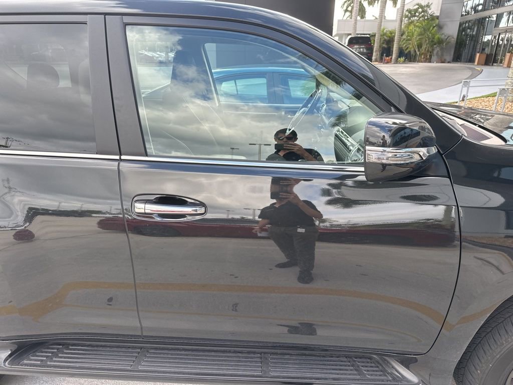 Used 2023 Lexus GX 460 Premium w/ Accessory Package image 2