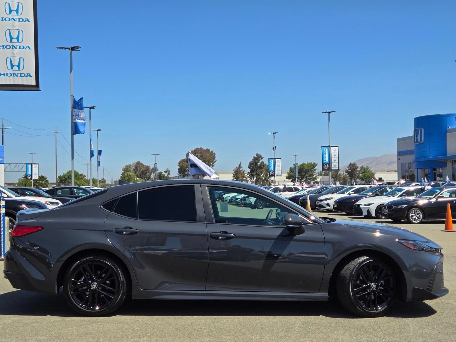 Used 2025 Toyota Camry SE w/ Convenience Package FWD image 8