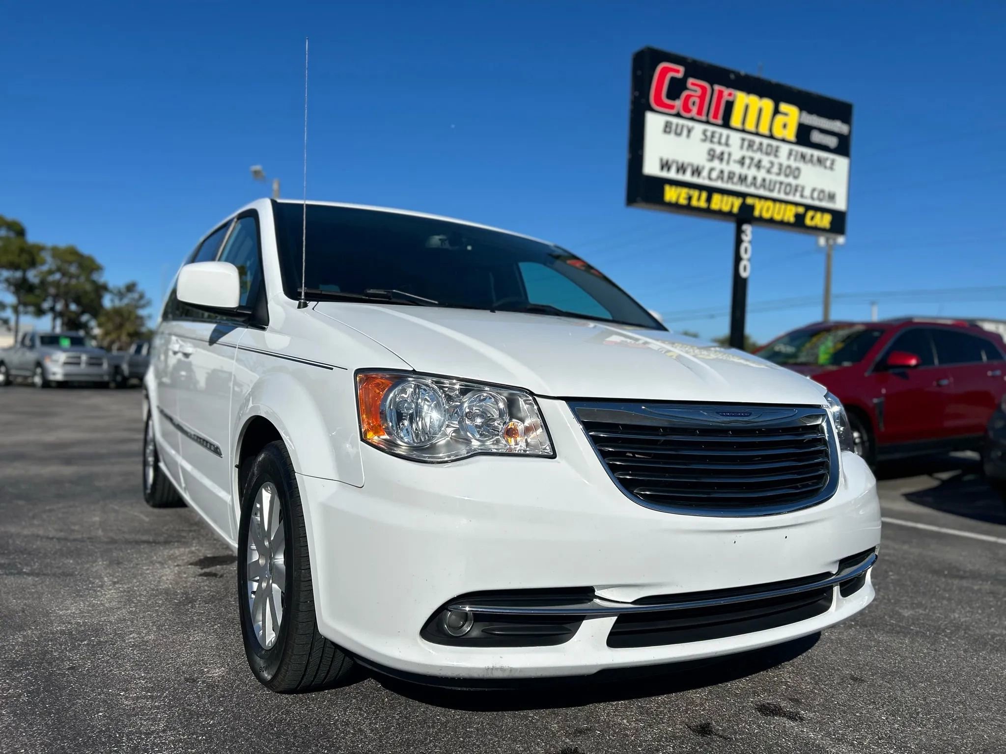 Used 2016 Chrysler Town & Country Touring image 2