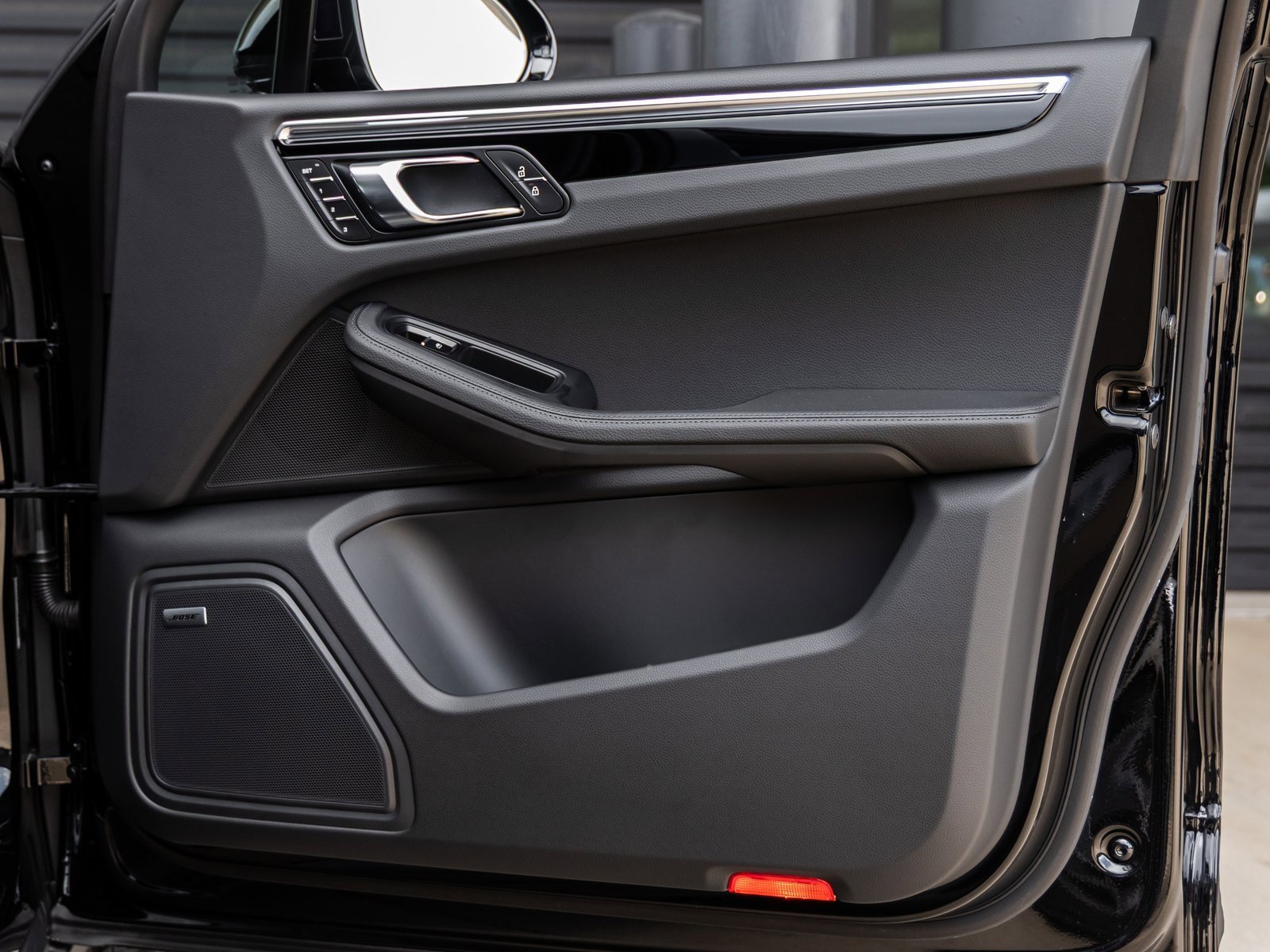 Used 2025 Porsche Macan image 39