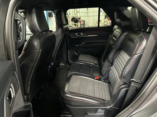 Used 2025 Ford Explorer ST-Line w/ ST-Line Street Pack AWD/4WD image 19