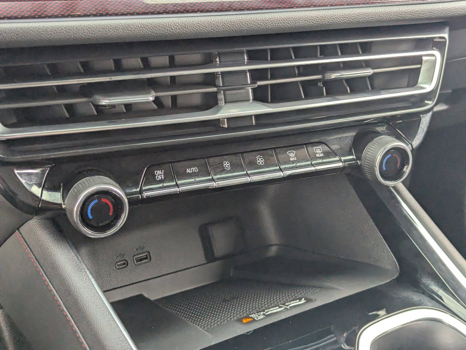 Used 2025 Chevrolet Traverse RS image 29