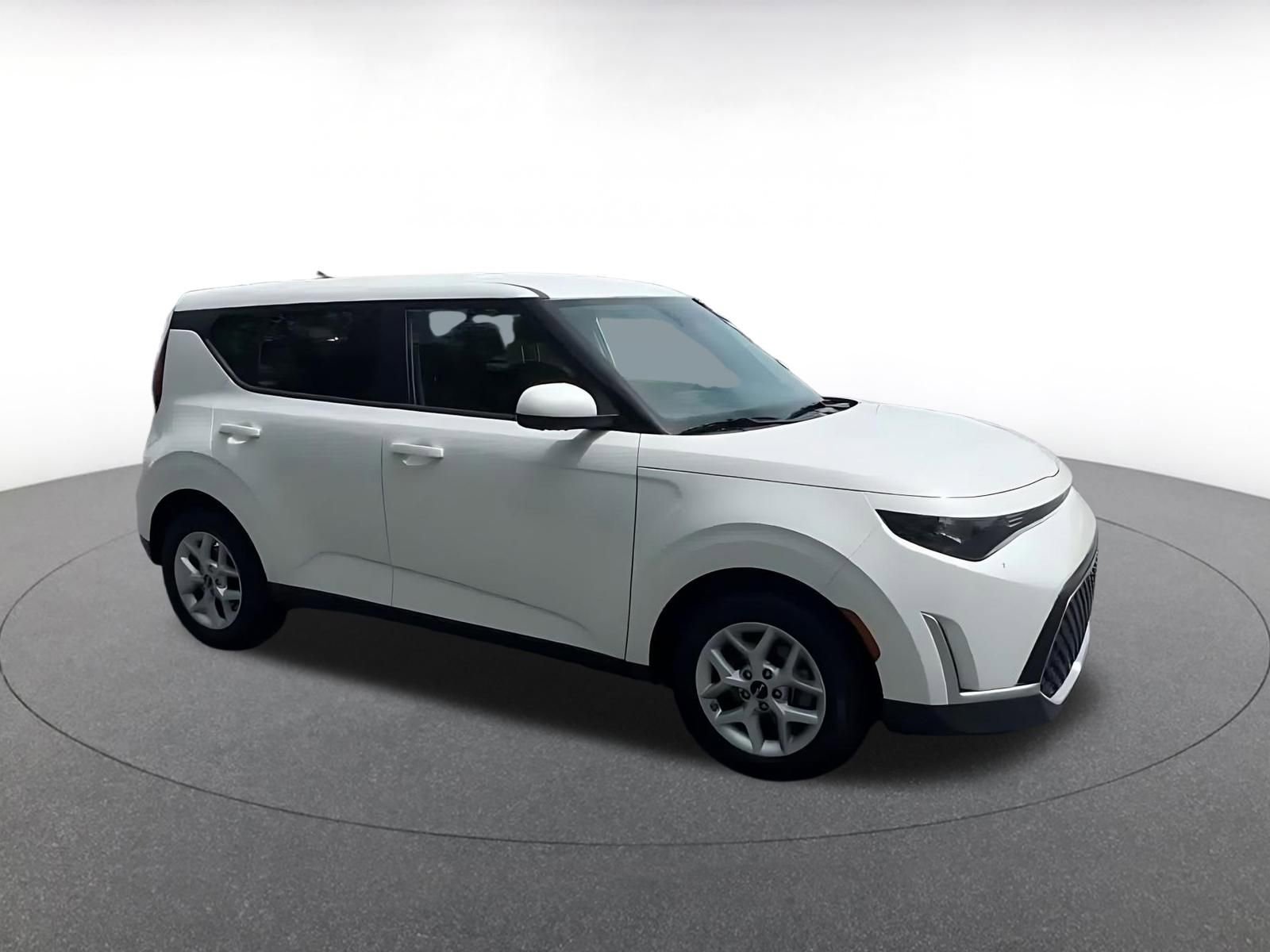 Used 2025 Kia Soul LX w/ LX Technology Package FWD image 2