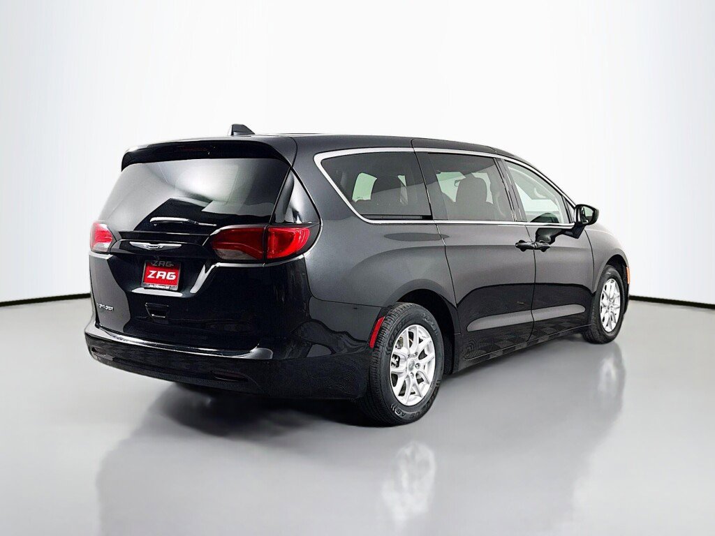 Used 2022 Chrysler Voyager LX image 5
