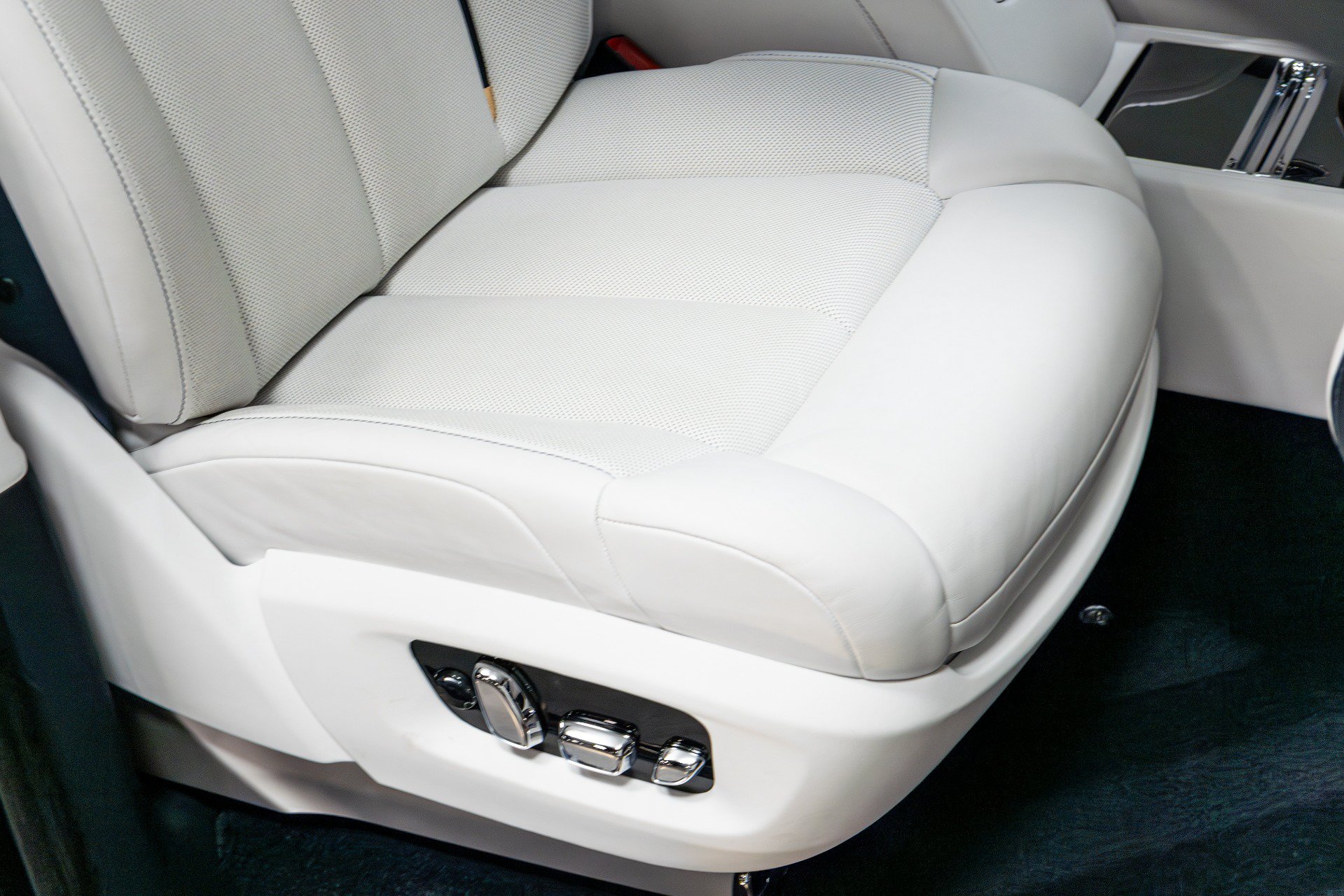 Used 2021 Rolls-Royce Phantom Sedan RWD image 28