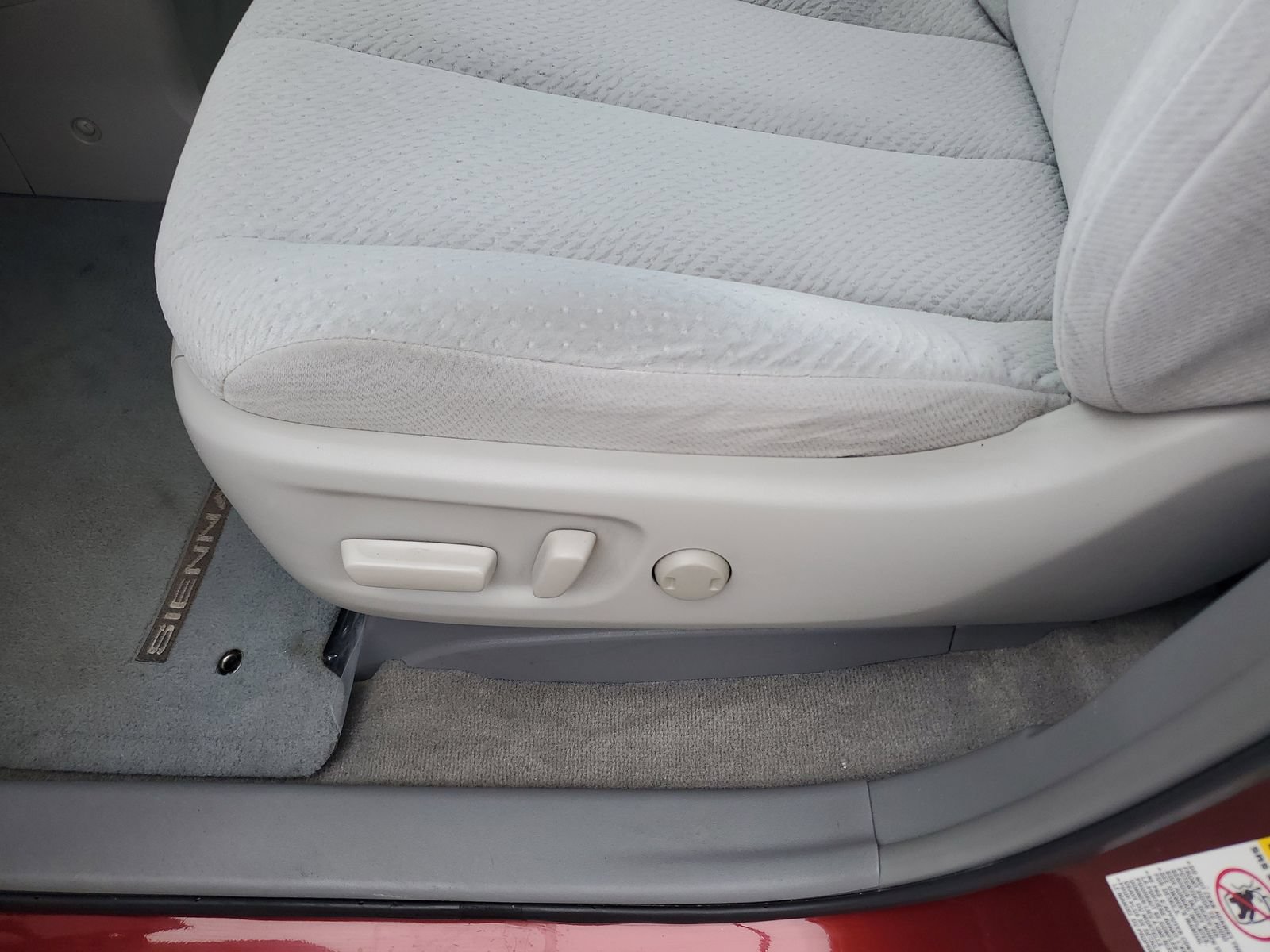 Used 2011 Toyota Sienna LE FWD image 17