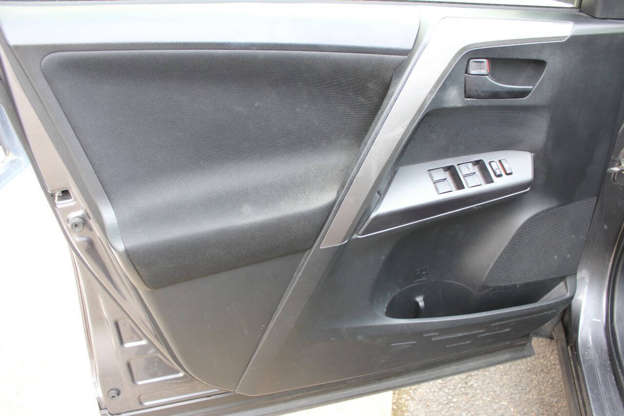 Used 2016 Toyota RAV4 LE image 12