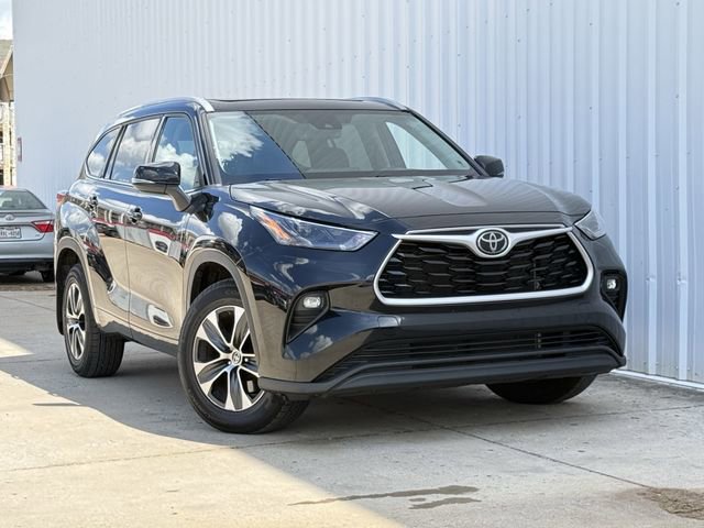 Used 2022 Toyota Highlander XLE image 2