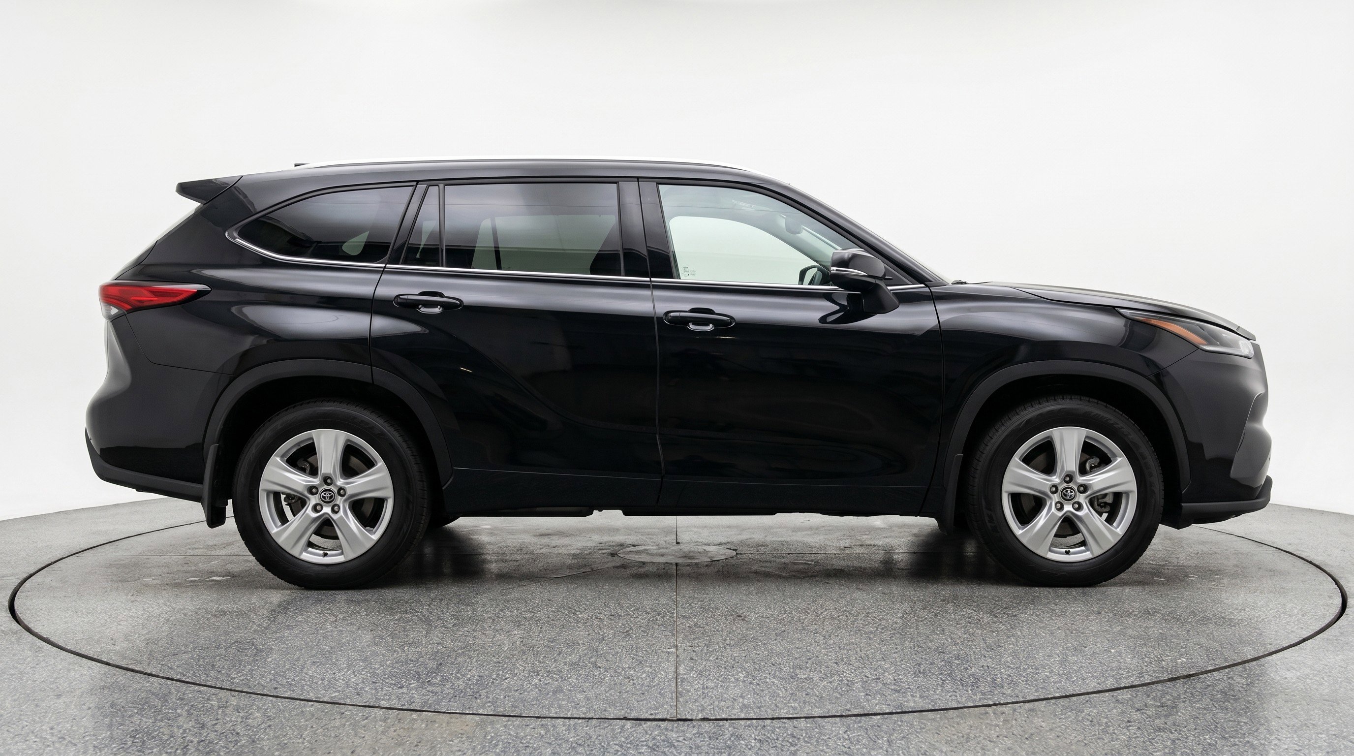 Used 2025 Toyota Highlander LE FWD image 11