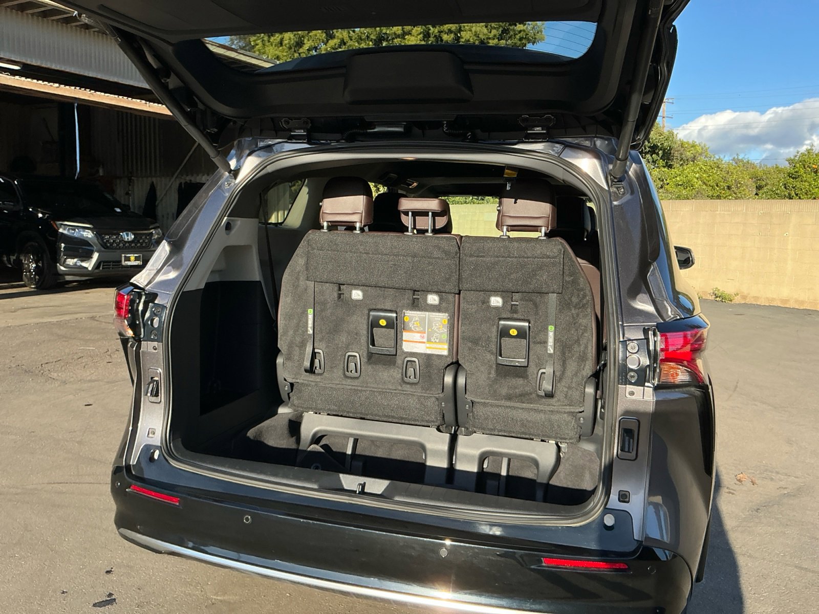 Used 2023 Toyota Sienna Platinum image 27