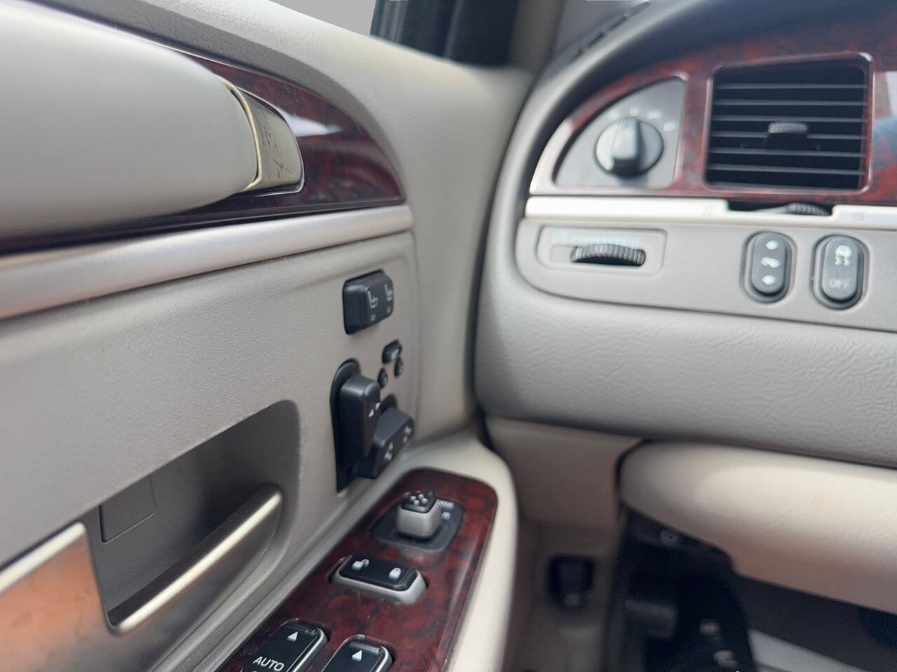 Used 2008 Lincoln Town Car Signature Limited RWD image 19