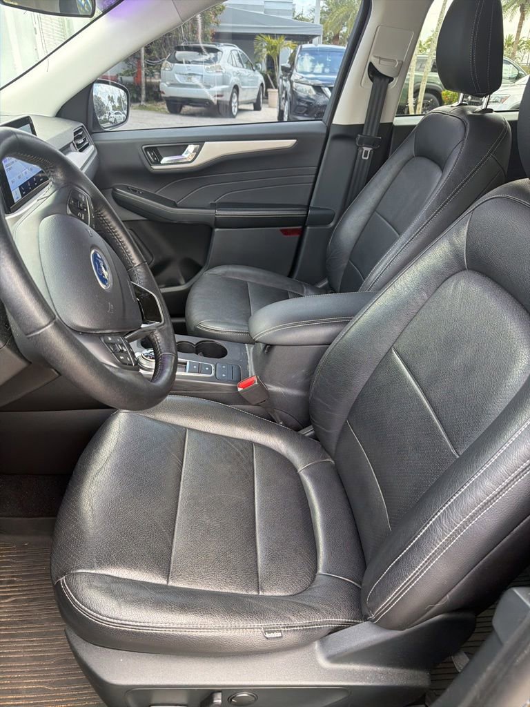 Used 2021 Ford Escape SE w/ Convenience Package FWD image 9