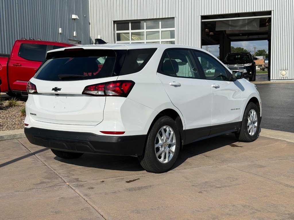 Used 2024 Chevrolet Equinox LS w/ Driver Confidence II Package FWD image 5
