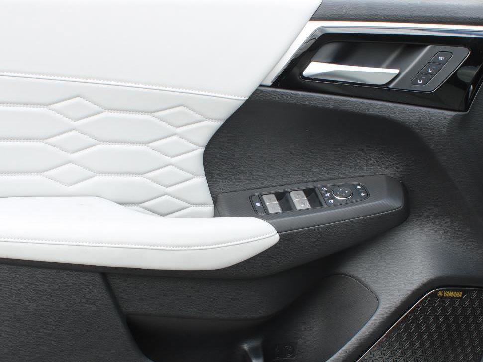 New 2025 Mitsubishi Outlander Platinum Edition image 17