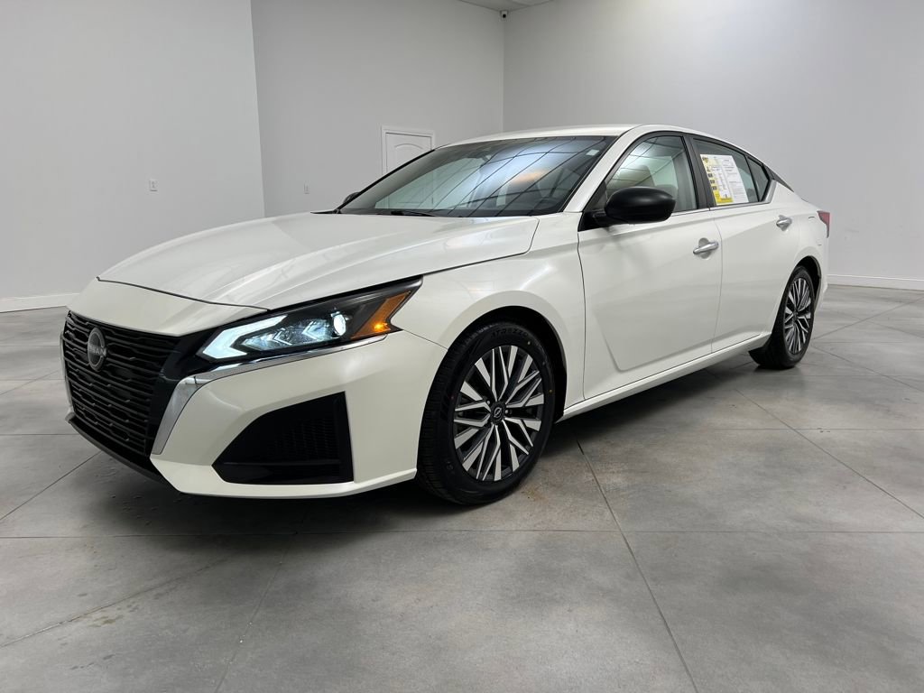 Used 2024 Nissan Altima 2.5 SV image 3