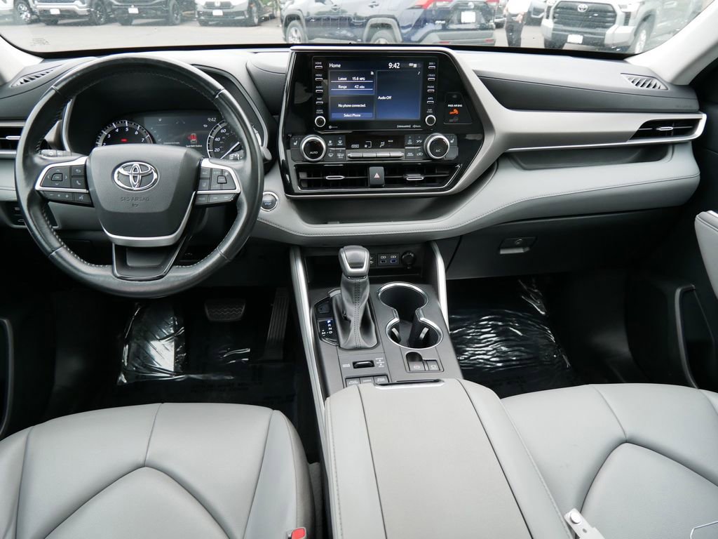 Used 2022 Toyota Highlander XLE AWD/4WD image 14