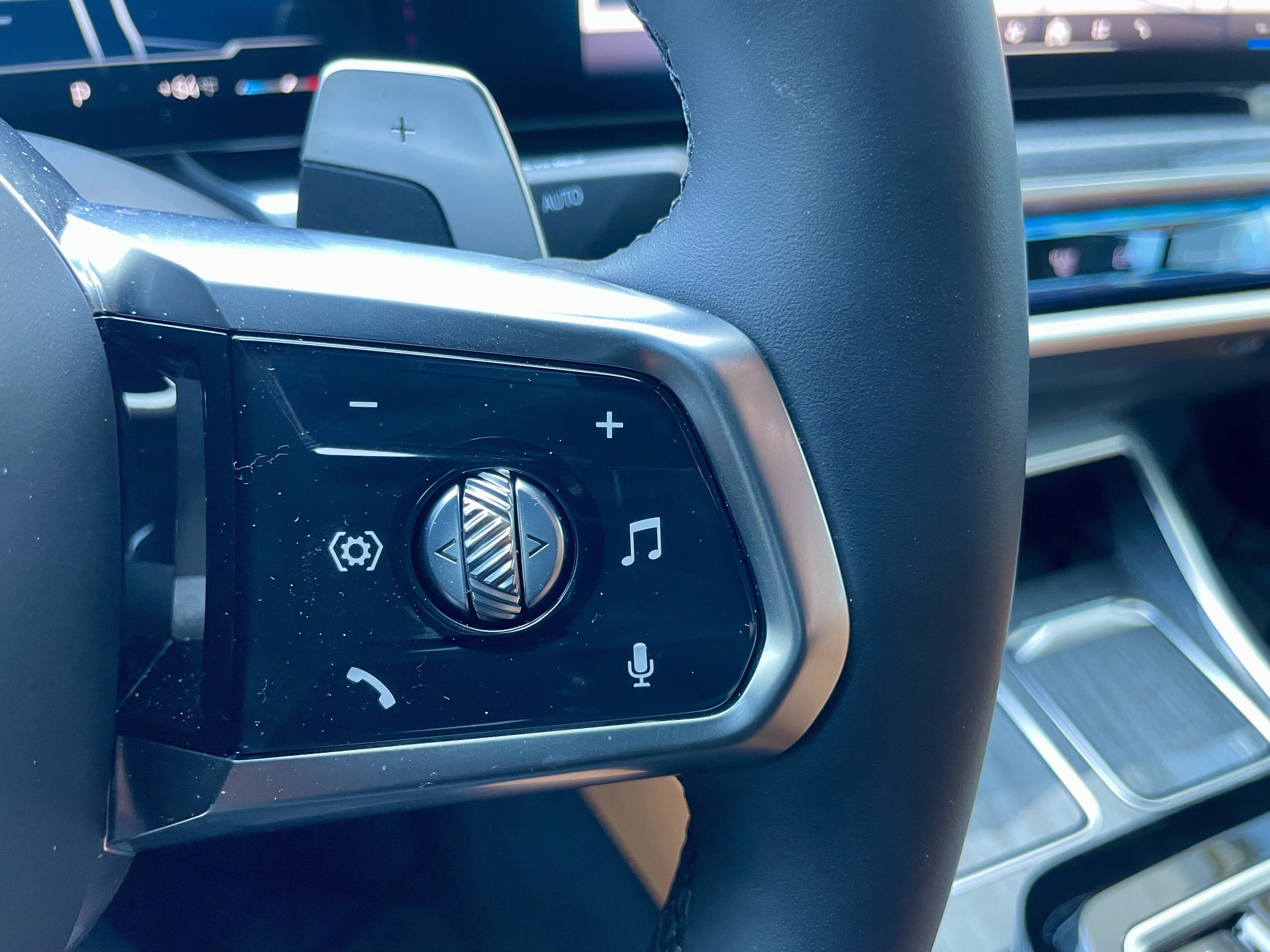 Used 2025 BMW 740i xDrive image 22