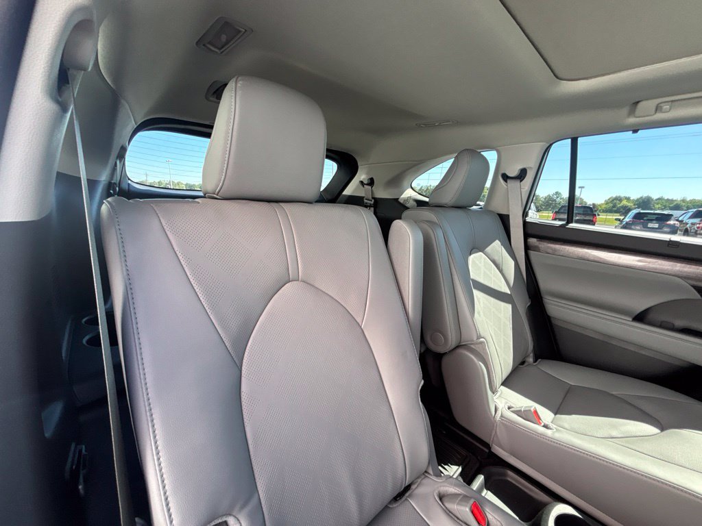 Used 2025 Toyota Highlander Platinum AWD/4WD image 29