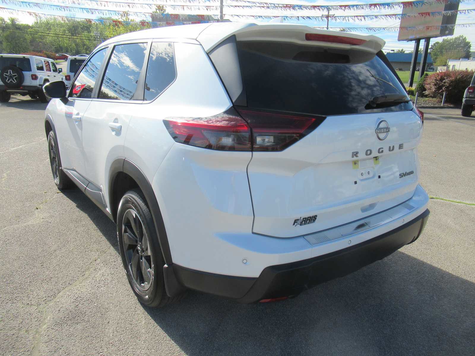 Used 2024 Nissan Rogue SV image 3