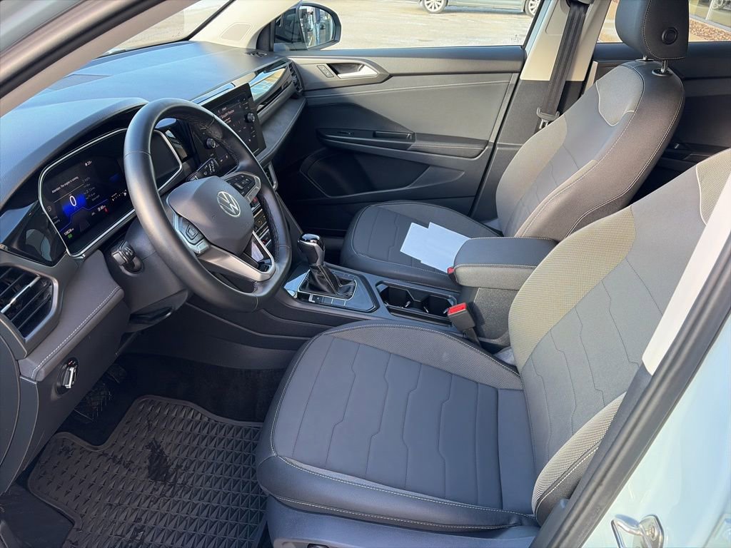 Certified 2025 Volkswagen Taos SE image 12