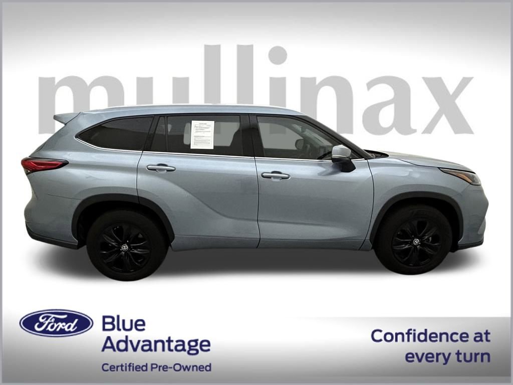 Used 2022 Toyota Highlander XLE image 2