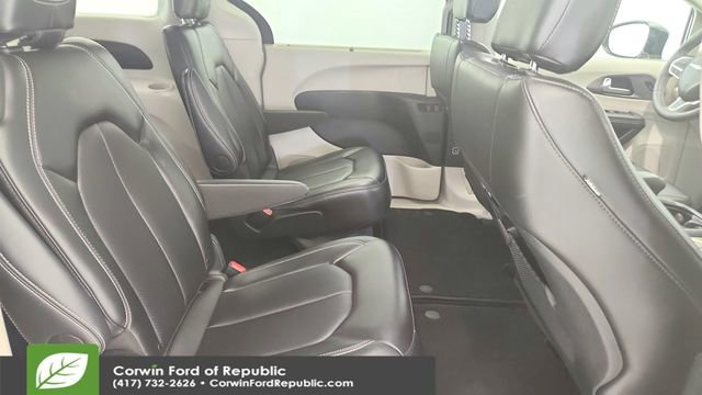 Used 2024 Chrysler Pacifica Touring-L image 23