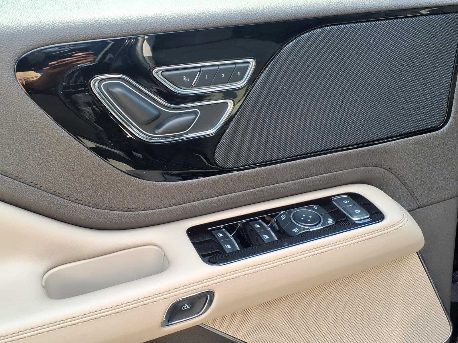 Certified 2024 Lincoln Aviator AWD w/ Premium Package image 5