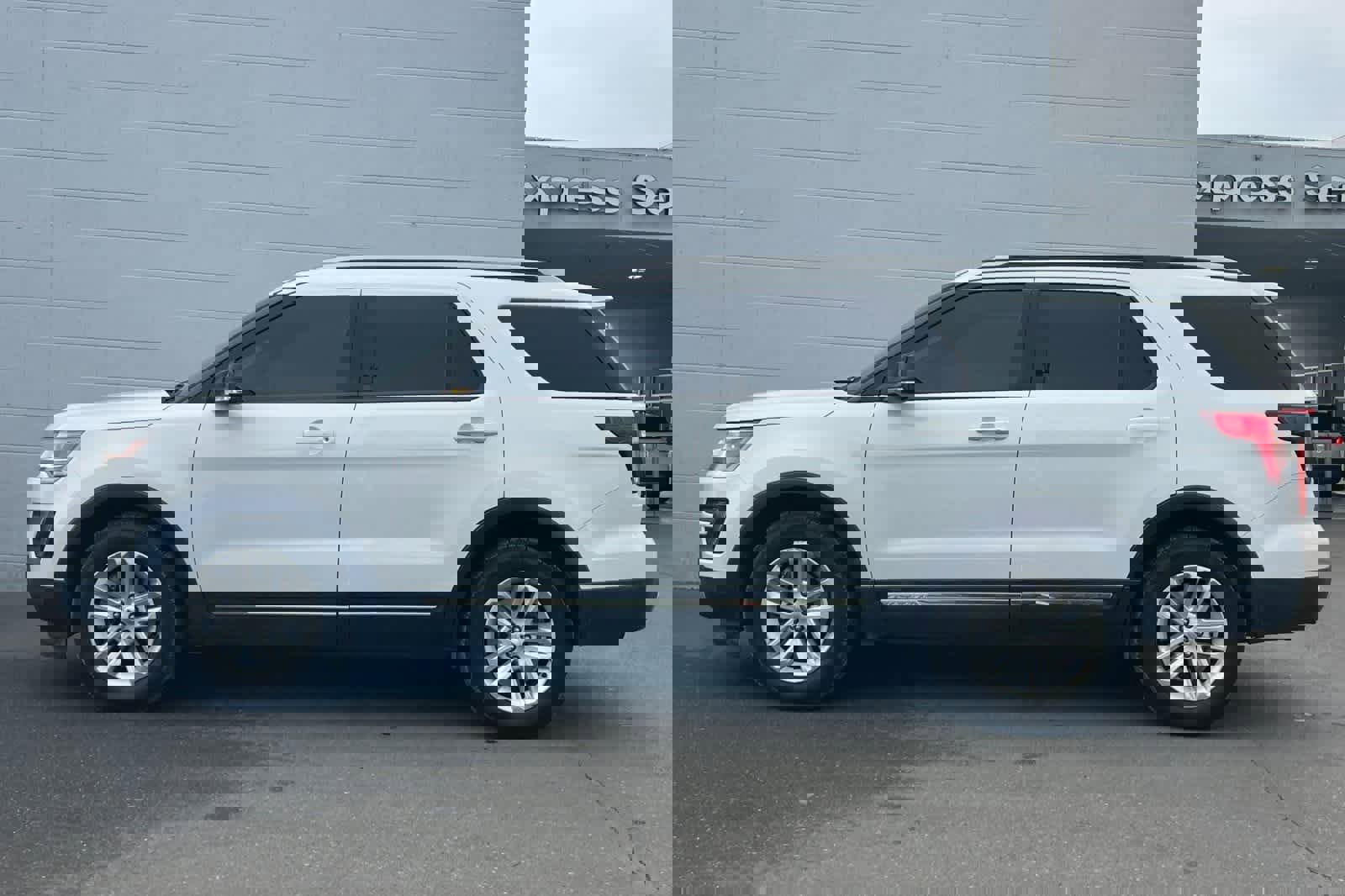 Used 2016 Ford Explorer XLT w/ Equipment Group 201A image 6