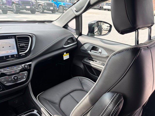 New 2026 Chrysler Pacifica Limited w/ S Appearance Package FWD image 35