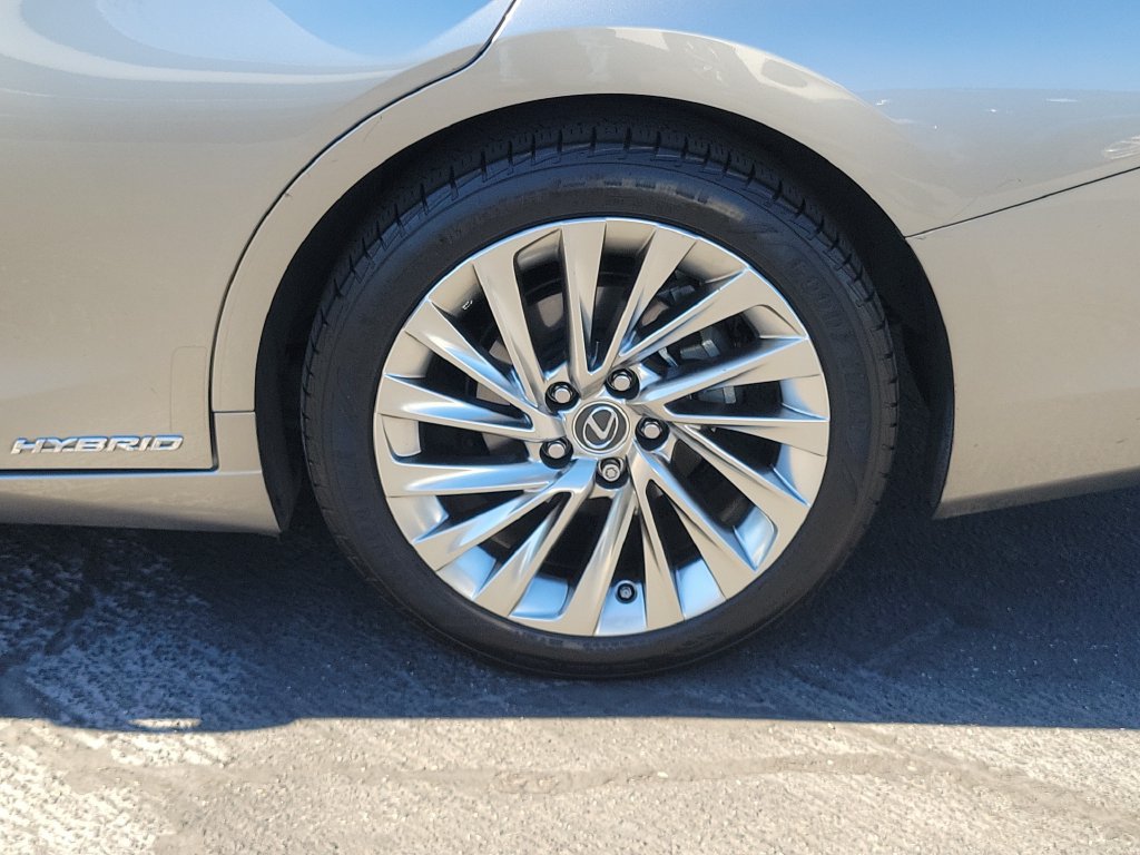 Used 2020 Lexus ES 300h w/ Accessory Package 2 FWD image 9