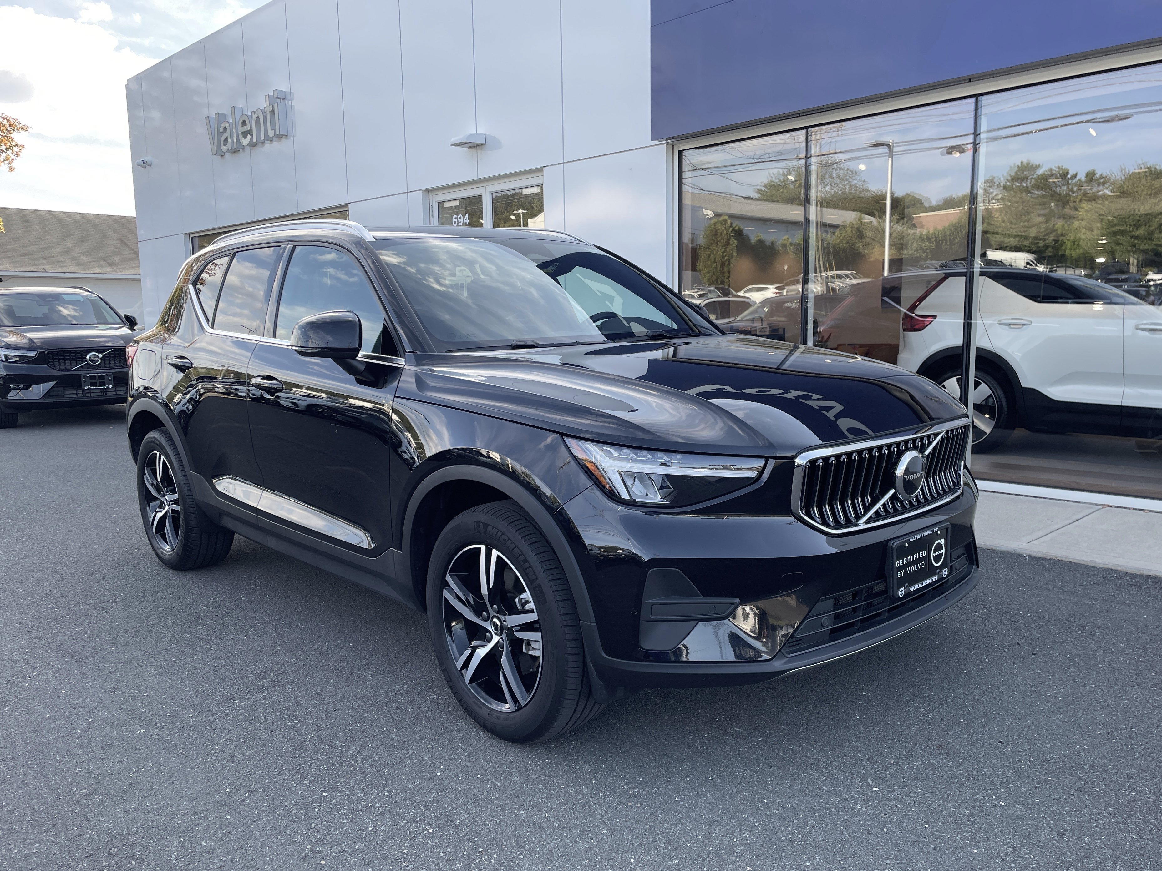 Certified 2025 Volvo XC40 B5 Core AWD/4WD image 1