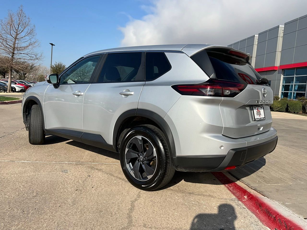 Used 2025 Nissan Rogue SV image 8