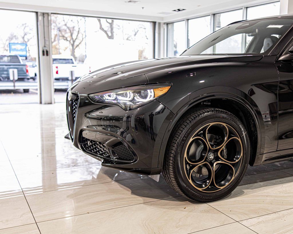 New 2025 Alfa Romeo Stelvio Sprint image 4